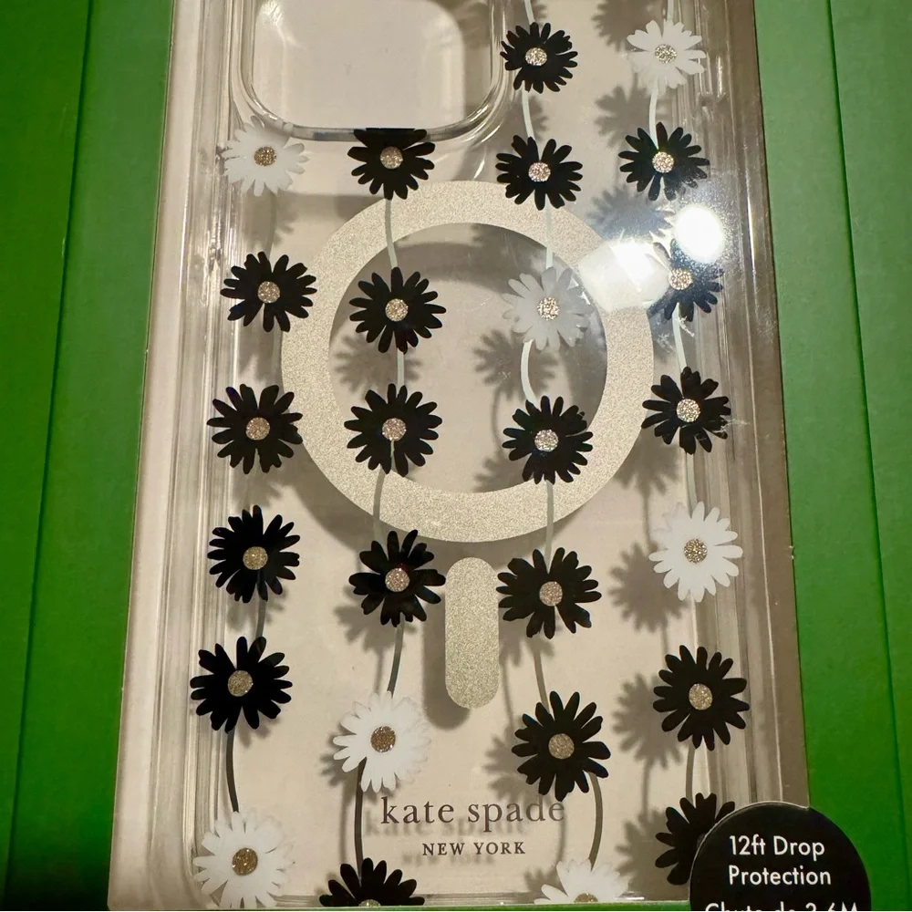 NIB🌼♠️Kate Spade♠️🌼 iPhone 16 in black & white daisy chain case